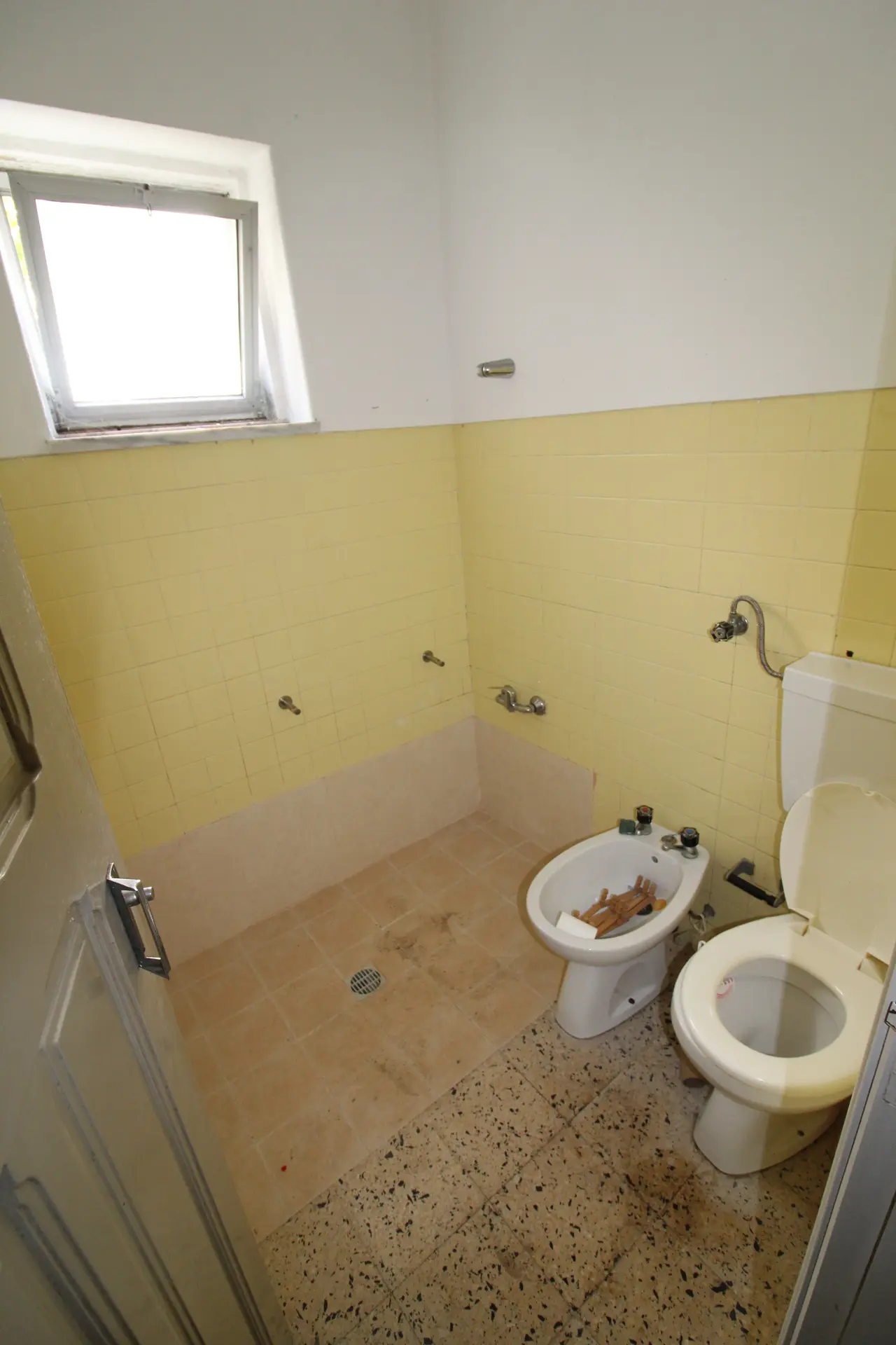 Moradia Multifamiliar em Pinhal dos Frades — Pré-existência