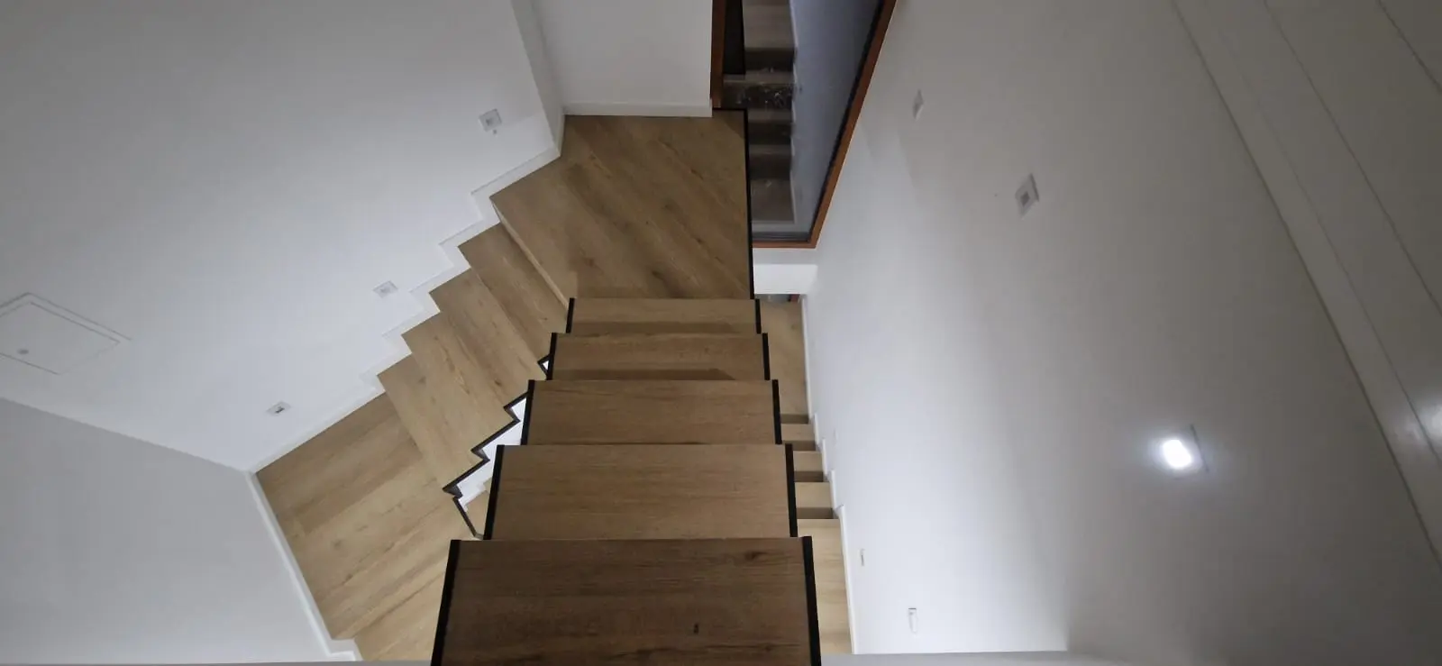 Reconstrução de Moradia no Rossão — Escadas