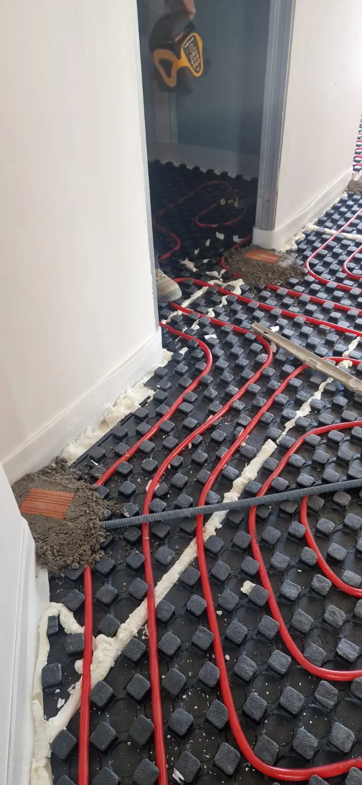 Reconstrução de Moradia no Rossão — Pavimento radiante