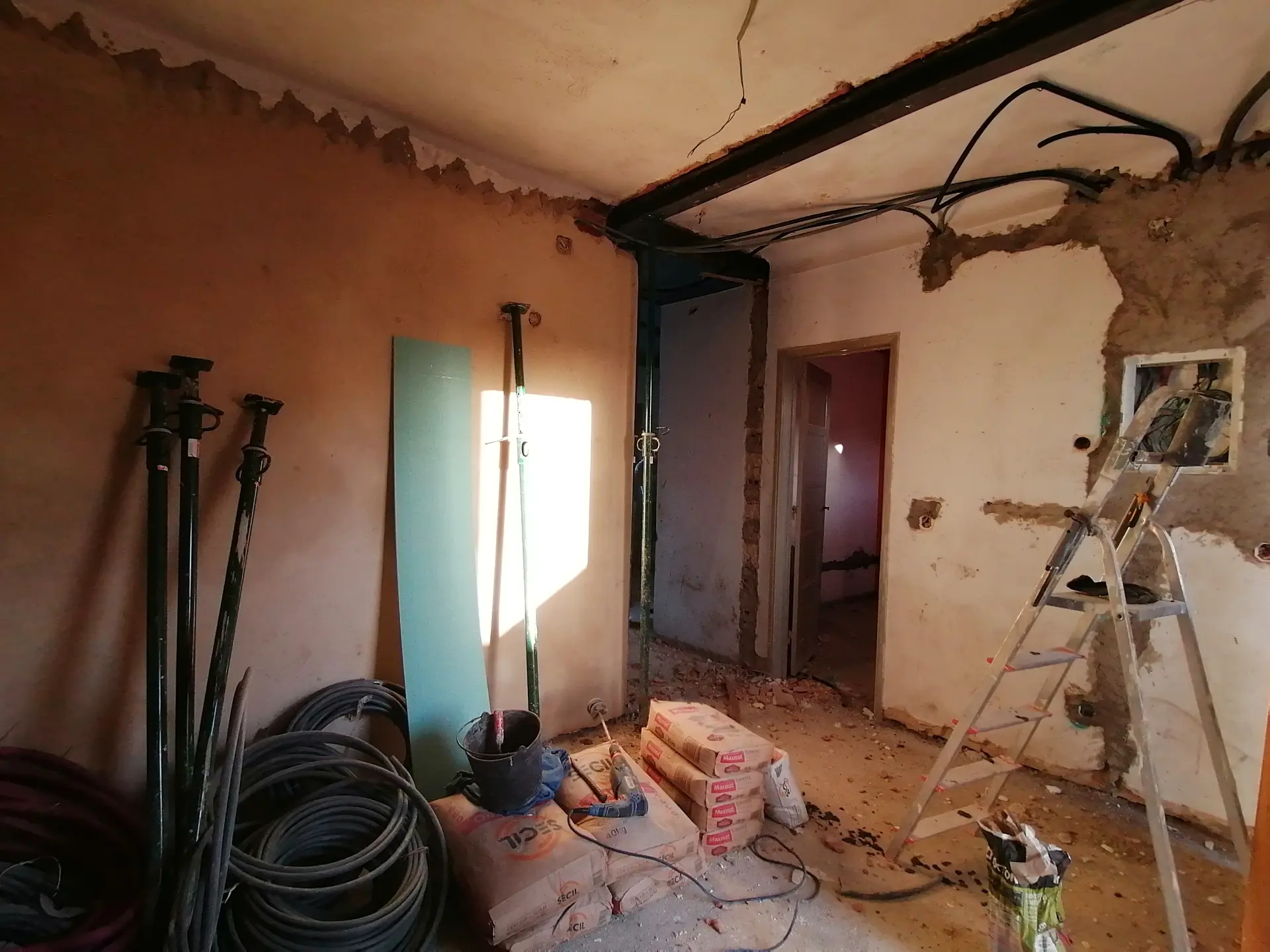 Remodelação de Apartamento no Seixal — Demolições