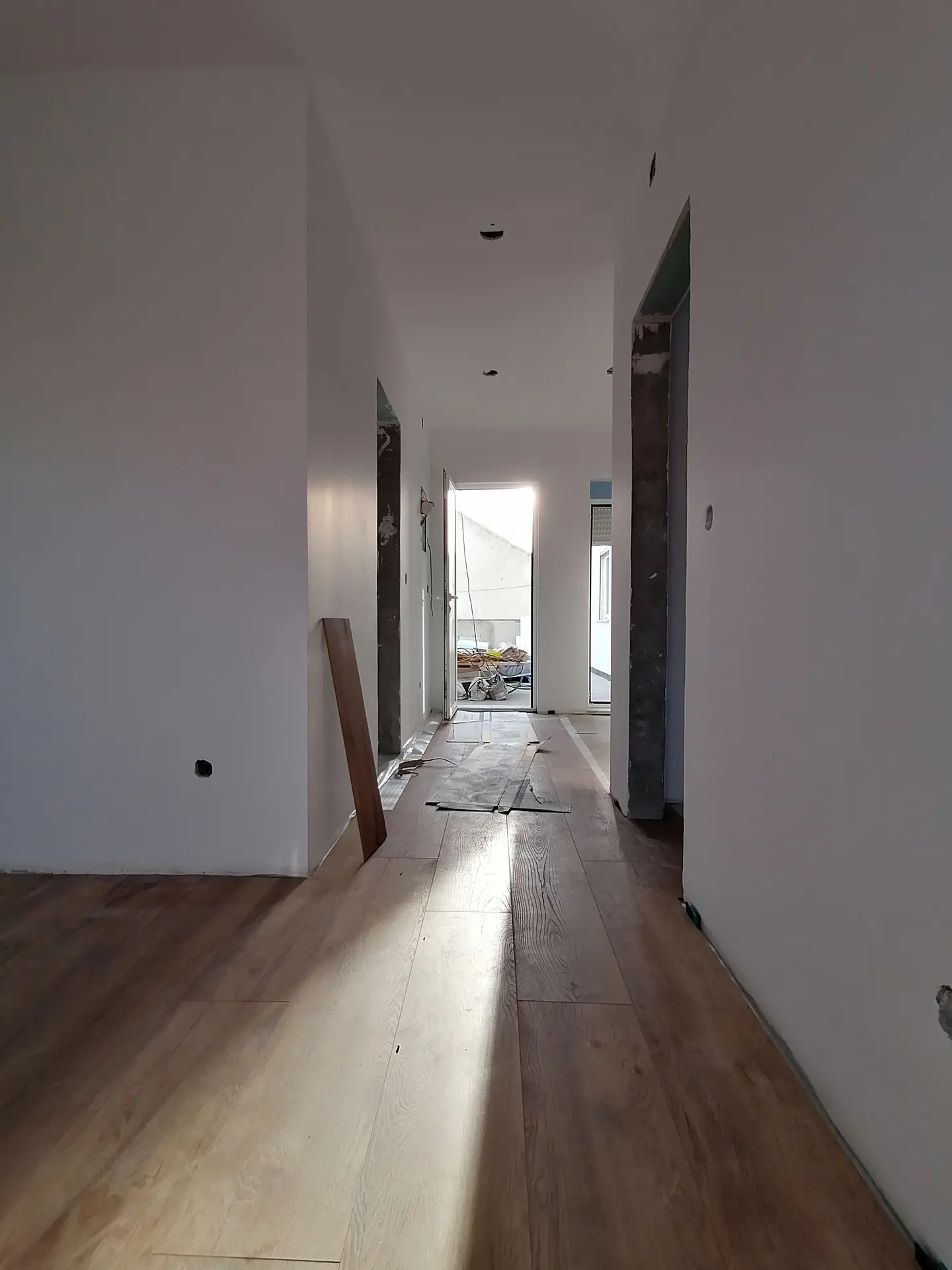 Remodelação de Apartamento no Seixal — Pavimentos e carpintarias